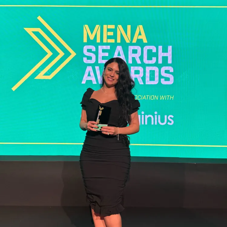 Digital Marketing Awards - Mena Search Awards - UAE / Dubai team accepts award